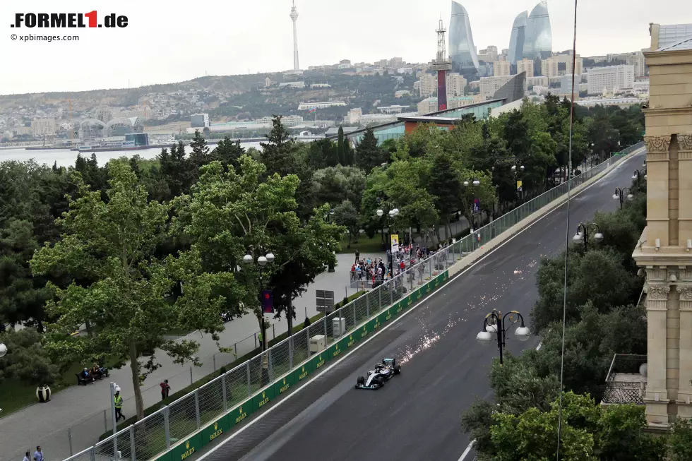 Foto zur News: ...Formel-1-Rennen seiner Karriere gelingt Rosberg beim Premieren-Grand-Prix in Baku. Auf einer Strecke, die eigentlich Hamilton liegen müsste, fährt er alle in Grund und Boden. Rosberg gelingt der...