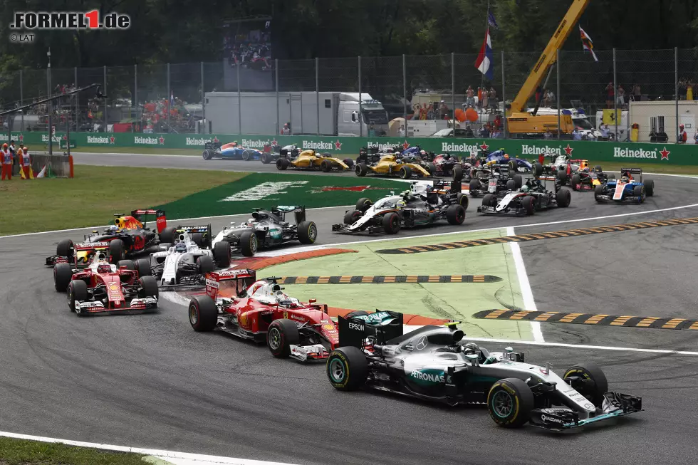 Foto zur News: ...alle Ehre: Obwohl er sich an Hamilton in Monza bis zum Rennen die Zähne ausbeißt, reagiert er beim Start perfekt und fährt den Sieg sicher nach Hause. Es ist sein erster Sieg im königlichen Park. Und er wilder weiter...