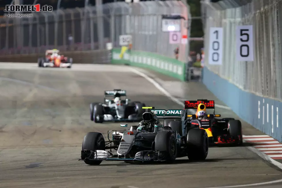 Foto zur News: ...im Hamilton-Reviert: Auf dessen Paradestrecke in Singapur hat er den Rivalen sogar von Beginn an im Griff. Und als Hamilton und Daniel Ricciardo am Ende auf den frischeren Reifen in Riesenschritten heraneilen behält er die Nerven und...