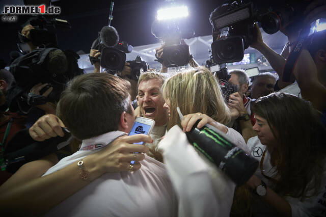 Foto zur News: Noch bevor es FIA-Kommunikationschef Matteo Bonciani schafft, Rosberg zur offiziellen Pressekonferenz zu zerren, gibt's das erste ausgelassene Tänzchen in der Mercedes-Box. Mit Vivian und den beiden besten Freunden, die auch Trauzeugen der Rosbergs waren.