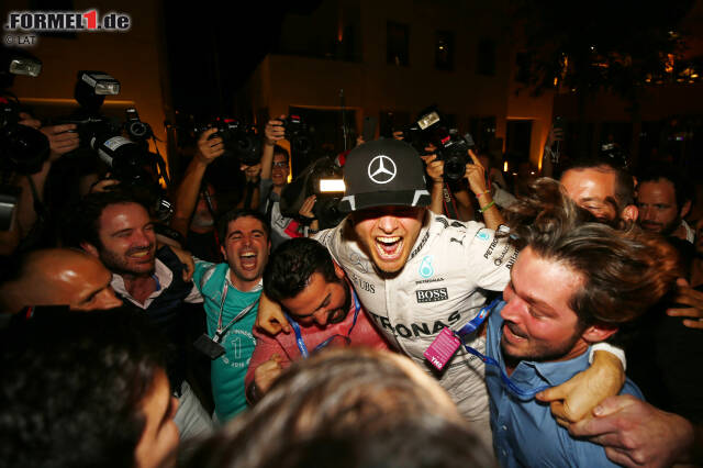 Foto zur News: Bei der Rückkehr in den Paddock brechen endgültig alle Dämme...