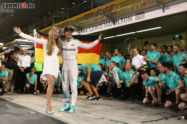 Foto zur News: ... und die Rosbergs feiern mit deutscher Nationalflagge. Der 31-Jährige ist nach Michael Schumacher und Sebastian Vettel der dritte Formel-1-Weltmeister aus der Bundesrepublik.