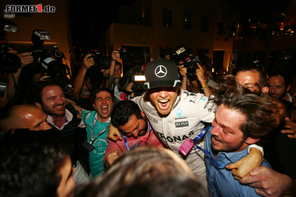 Foto zur News: Bei der Rückkehr in den Paddock brechen endgültig alle Dämme...