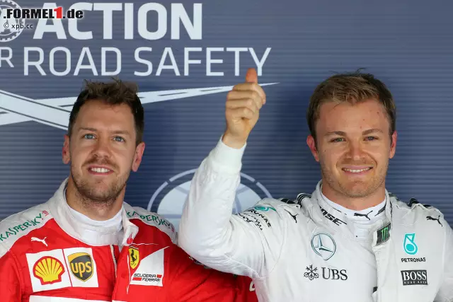 Foto zur News: Sebastian Vettel verliert seinen zweiten Startplatz wegen Getriebewechsel, "aber das wusste ich schon vorher". Trösten kann er sich mit 50 Euro, die er dem unangefochtenen Polesetter Rosberg abknöpft. Der hat nämlich darauf gewettet, in der offiziellen FIA-Pressekonferenz nicht auf Deutsch sprechen zu müssen. Sollte er besser wissen.