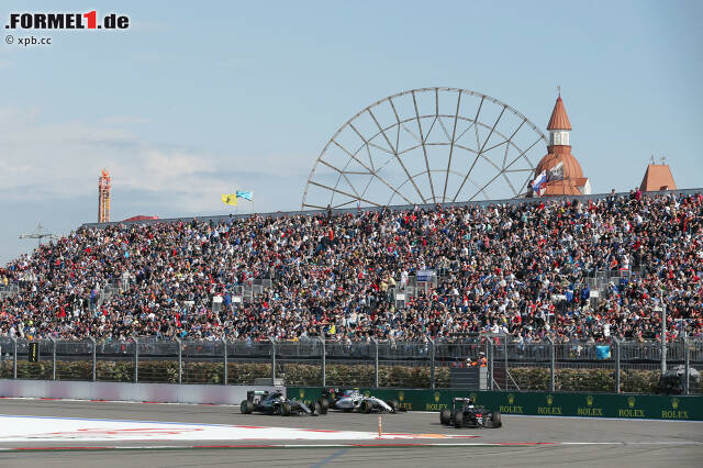 Foto zur News: Bottas kann sich nach seinem Boxenstopp nur kurz vor Hamilton halten. "Ich war überrascht, wie wenig Gegenwehr er geleistet hat", wundert sich der Mercedes-Star nach dem Manöver in Runde 19. Endlich geht's auf Rosberg-Jagd - aber der hat inzwischen schon 13,0 Sekunden Vorsprung.