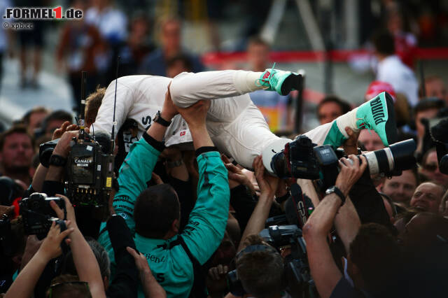 Foto zur News: Das ist Sieger Rosberg alles egal: 100 Punkte aus vier Rennen, 43 Zähler Vorsprung auf Hamilton, 57 auf Räikkönen - Grund genug, sich beim "Teamsurfing", wie er die Aktion später nennt, ordentlich feiern zu lassen! So sehen angehende Weltmeister aus, oder?