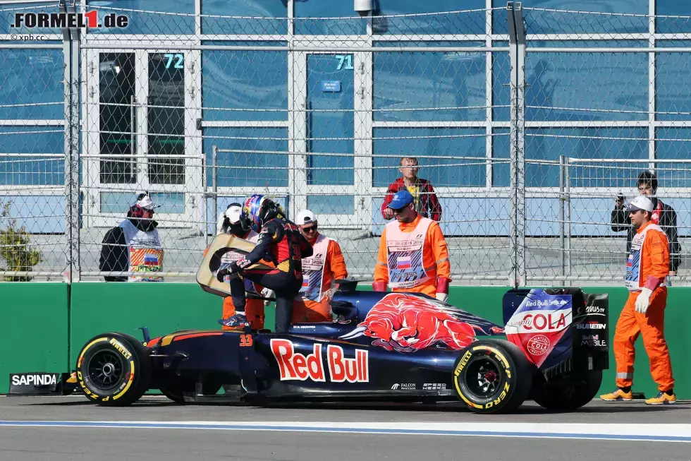 Foto zur News: Max Verstappen fährt einem sicheren sechsten Platz entgegen, 21,7 Sekunden hinter Massa, aber 17,5 vor McLaren-Überraschung Fernando Alonso, bis der 2015er-Ferrari-Motor in seinem Toro Rosso verraucht. Nach Vettel, Hülkenberg und Haryanto der vierte Ausfall im Grand Prix von Russland - und der letzte.