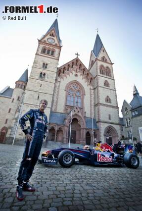 Foto zur News: Und noch eine Vettel-Party: Im Vorfeld des Deutschland-Grand-Prix 2010 schaute der Hesse in seiner unweit Hockenheims gelegenen Heimatstadt Heppenheim vorbei. Ob das Ordnungsamt für das Parken vor der Kirche ein Knöllchen ausgestellt hat?