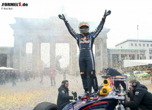 Foto zur News: WM-Party im Stile der Fußball-Nationalmannschaft: Sebastian Vettel feierte 2010 seinen ersten Formel-1-WM-Titel vor dem Brandenburger Tor in Berlin und ließ in der Hauptstadt ordentlich die Reifen qualmen.