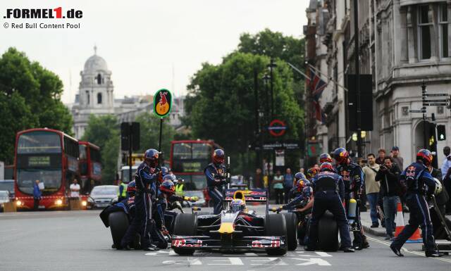 Foto zur News: Boxenstopp in London: Ein Rennen rund um die Sehenswürdigkeiten der britischen Hauptstadt ist ein Lebenstraum Bernie Ecclestones. Red Bull und Mark Webber gaben ihm 2010 ein Gesicht.