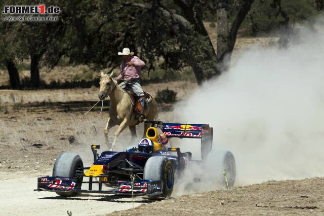 Foto zur News: Noch vor der Eröffnung des Circuit of The Americas spielte David Coulthard den Baustellen-Cowboy: In Austin gab er den berittenen Texanern die Sporen, und zwar auf Schotter.