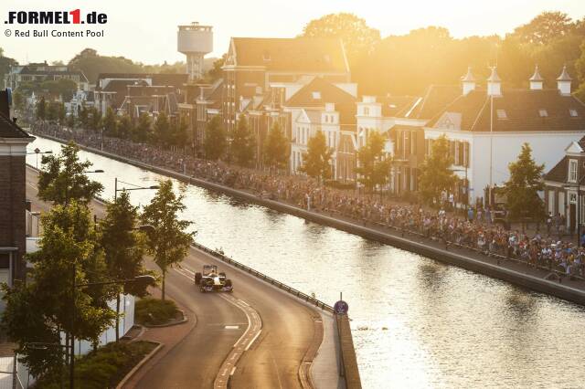 Foto zur News: Bekannt als fahrradfreundlich und als Mekka der Motorrad-Fans, aber auch mit dem Formel-1-Boliden einige Liter Super Plus wert: David Coulthard flanierte 2013 an den Grachten des niederländischen Assen entlang.