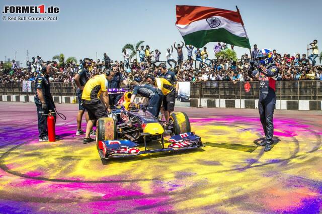 Foto zur News: 2015 brachte Red Bull in Hyderabad Farbe ins Spiel: Eine bessere bildliche Metapher für die Kultur des indischen Subkontinents hätte David Coulthard gar nicht erschaffen können.