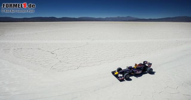 Foto zur News: Kein Geschwindigkeitsrekord in Bonneville, trotzdem eine Mondlandschaft: Daniel Ricciardo fuhr 2012 in der Salinas Grandes, einer Salzwüste in Argentinien...