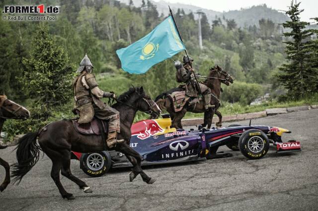 Foto zur News: Eigenartige Eskorte: Im Umland der früheren kasachischen Hauptstadt Almaty begleiteten berittene Hunnen Red Bull 2014 zum Showrun.