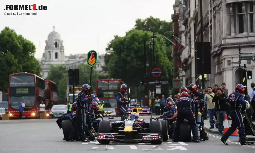 Foto zur News: Boxenstopp in London: Ein Rennen rund um die Sehenswürdigkeiten der britischen Hauptstadt ist ein Lebenstraum Bernie Ecclestones. Red Bull und Mark Webber gaben ihm 2010 ein Gesicht.