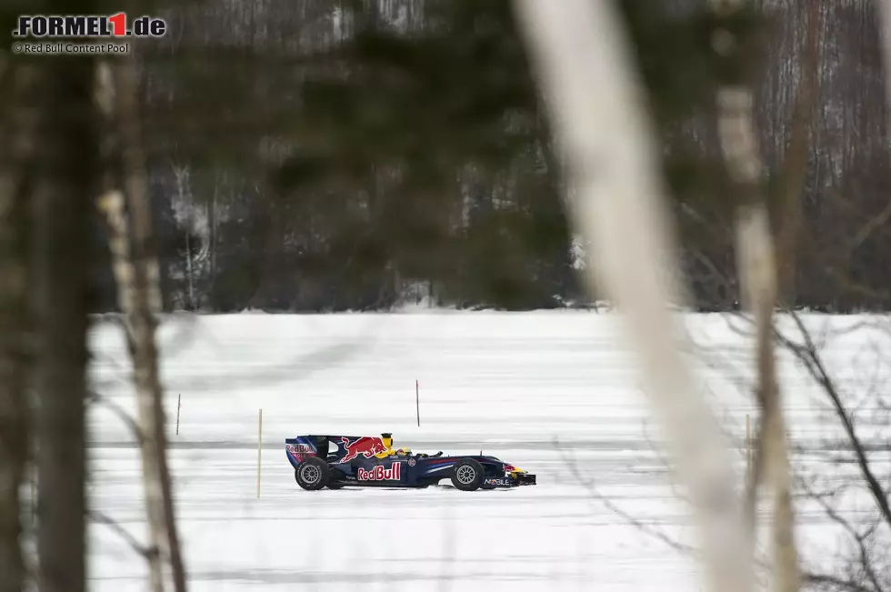 Foto zur News: Auf dem Clearwater Lake in Montreal: Sebastien Buemi ließ 2010 seinen RB5 über die Eisplatte in Kanada rauschen und sorgte für einige - im wahrsten Sinne des Wortes - &quot;coole&quot; Aufnahmen.