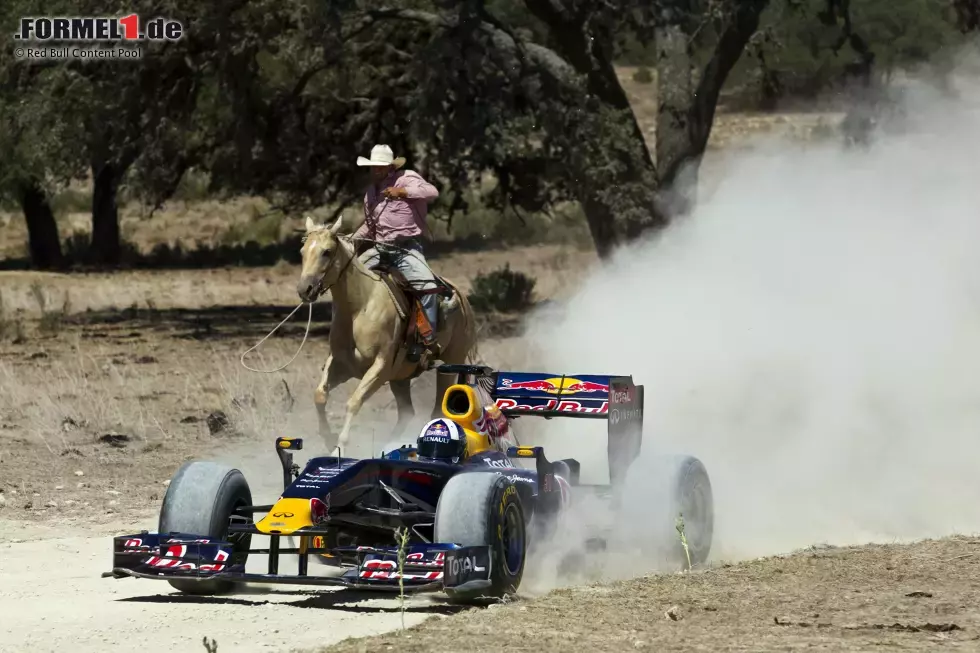 Foto zur News: Noch vor der Eröffnung des Circuit of The Americas spielte David Coulthard den Baustellen-Cowboy: In Austin gab er den berittenen Texanern die Sporen, und zwar auf Schotter.