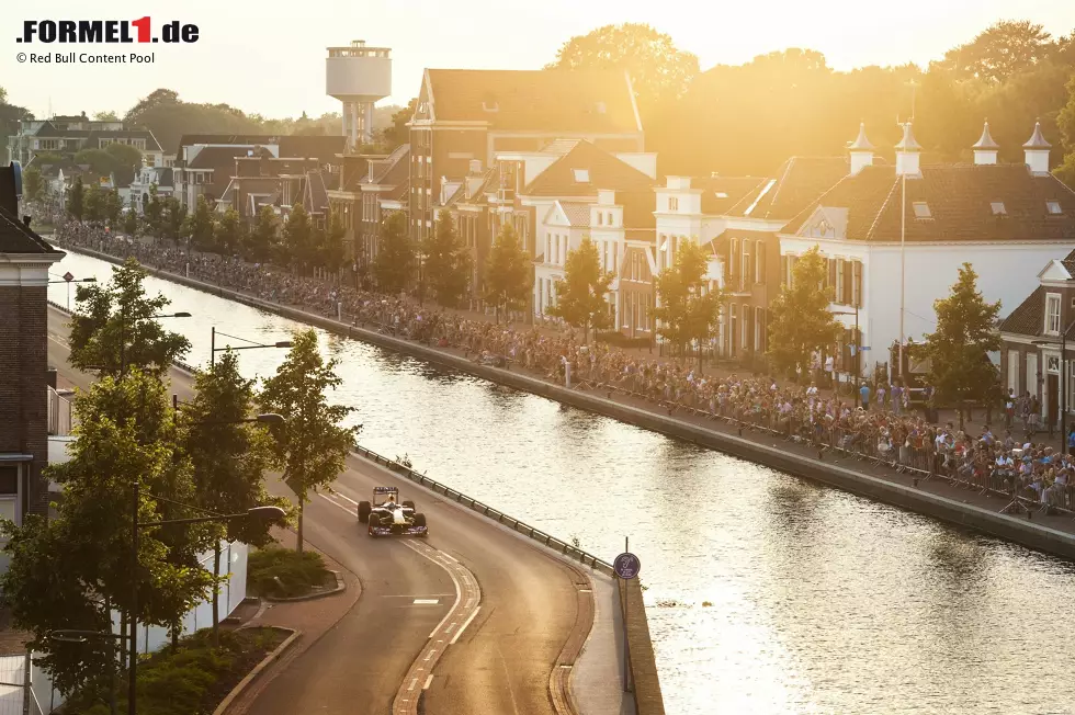 Foto zur News: Bekannt als fahrradfreundlich und als Mekka der Motorrad-Fans, aber auch mit dem Formel-1-Boliden einige Liter Super Plus wert: David Coulthard flanierte 2013 an den Grachten des niederländischen Assen entlang.