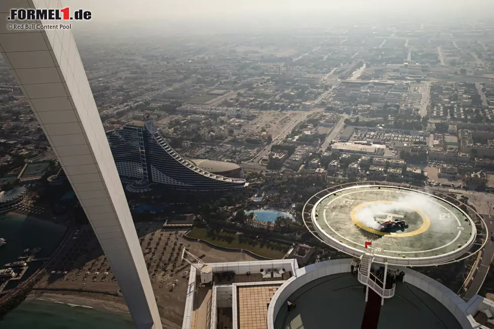 Foto zur News: Exklusives Vergnügen: Auf dem Heliport des Luxushotels Burj-al-Arab in Dubai drehte David Coulthard 2013 einige Donuts. Übrigens wurde das Auto an einem Seil hängend per Helikopter &quot;eingeflogen&quot; und abgesetzt.