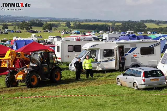 Foto zur News: Schließlich ist das Rennen der Caravaning-Grand-Prix schlechthin. Rund um die Strecke parken am Rennwochenende unzählige Wohnwagen, die Preise für Stellplätze sind gepfeffert. "Wir statten immer einem Campingplatz einen Besuch ab. Toll, die Fans zu treffen und mit ihnen zu schnacken", sagt Nico Hülkenberg (Force India).