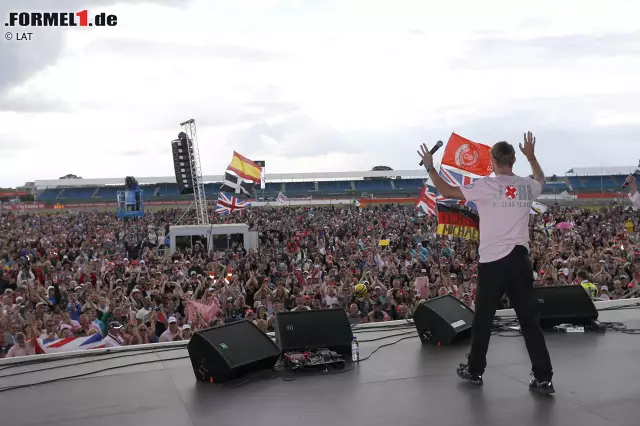 Foto zur News: "Eines der Highlights jedes Jahr", stimmt Fernando Alonso (McLaren) zu. "Die Fans wissen so viel über den Motorsport und sind richtig fair." Button ergänzt: "Auch einer mit Renault-Shirt jubelt dir zu, wenn du Brite bist. Und er wünscht dir Glück, weil er die Formel 1 als Ganzes unterstützt und nicht einzelne Piloten."