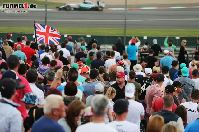 Foto zur News: Gelegen ist Silverstone in der Grafschaft Northamptonshire - im zuweilen trist anmutenden Mittelengland, das nur in ländlichen Gegenden Rosamunde-Pilcher-Flair versprüht. Kulinarisch muss vor dem Schmelztiegel des schlechten Geschmacks gewarnt werden, schließlich gibt es an der Strecke in Bierteig frittierte Mars-Riegel zu kaufen!