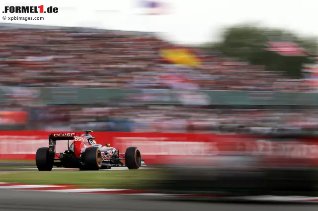 Foto zur News: Es findet sich kein Kollege, der nicht Ähnliches behauptet. "Es sagen doch alle Fahrer, es sei eine ihrer Lieblingsstrecken", lacht Sergio Perez (Force India). Von "legendären Kurven" schwärmt Daniil Kwjat (Toro Rosso). Maggots, Becketts und Stowe, wo noch Mut gefragt ist: "Da muss man tapfer sein und sich etwas trauen. Cooles Gefühl."