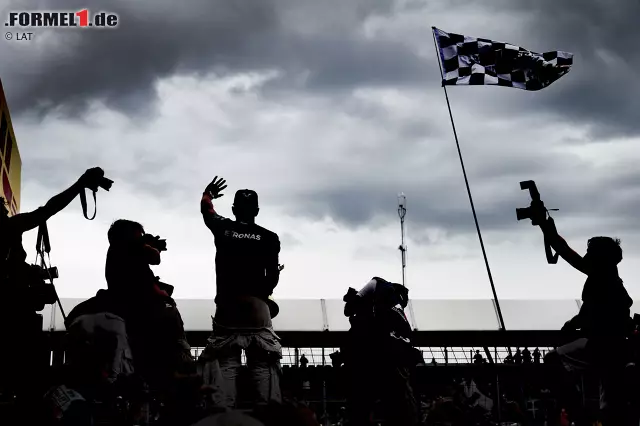 Foto zur News: Kimi Räikkönen (Ferrari) staunt beim Schreiben von Autogrammen: "Die Fans haben Fotos von dir, die du selbst nicht kennst!" Lewis Hamilton (Mercedes) genießt das David-Beckham-Feeling: "Wir gehören zu den wenigen Briten unter den 22 Jungs auf der Welt, die herkommen dürfen. Das ist wie im Fußballstadion mit den eigenen Fans im Rücken."