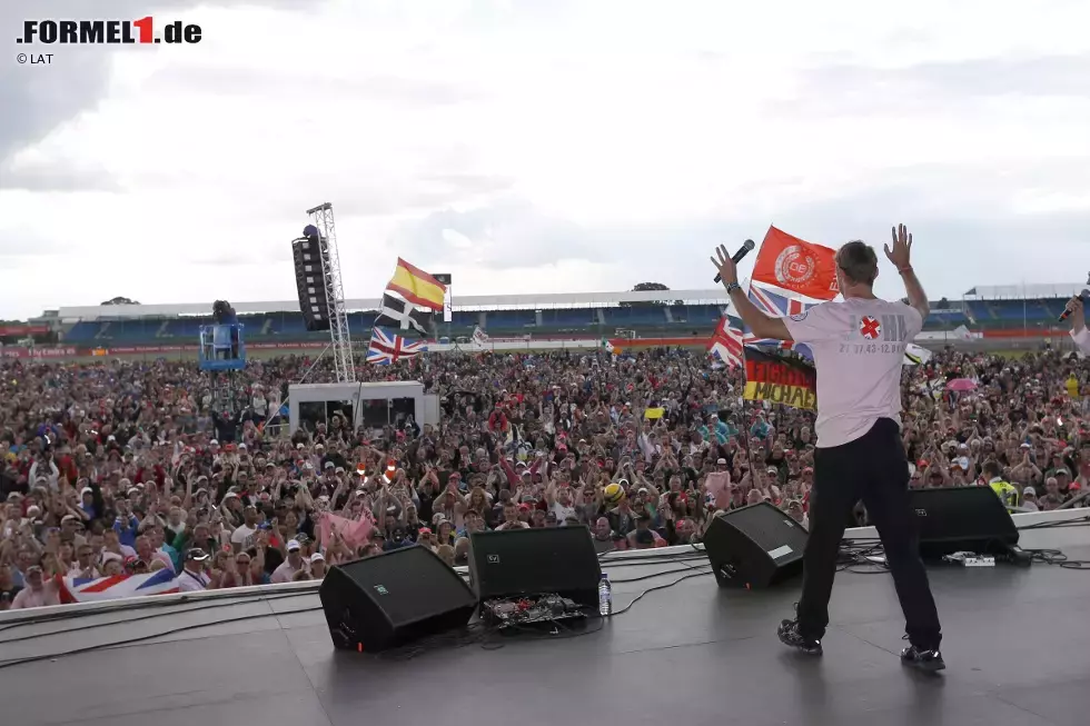 Foto zur News: &quot;Eines der Highlights jedes Jahr&quot;, stimmt Fernando Alonso (McLaren) zu. &quot;Die Fans wissen so viel über den Motorsport und sind richtig fair.&quot; Button ergänzt: &quot;Auch einer mit Renault-Shirt jubelt dir zu, wenn du Brite bist. Und er wünscht dir Glück, weil er die Formel 1 als Ganzes unterstützt und nicht einzelne Piloten.&quot;