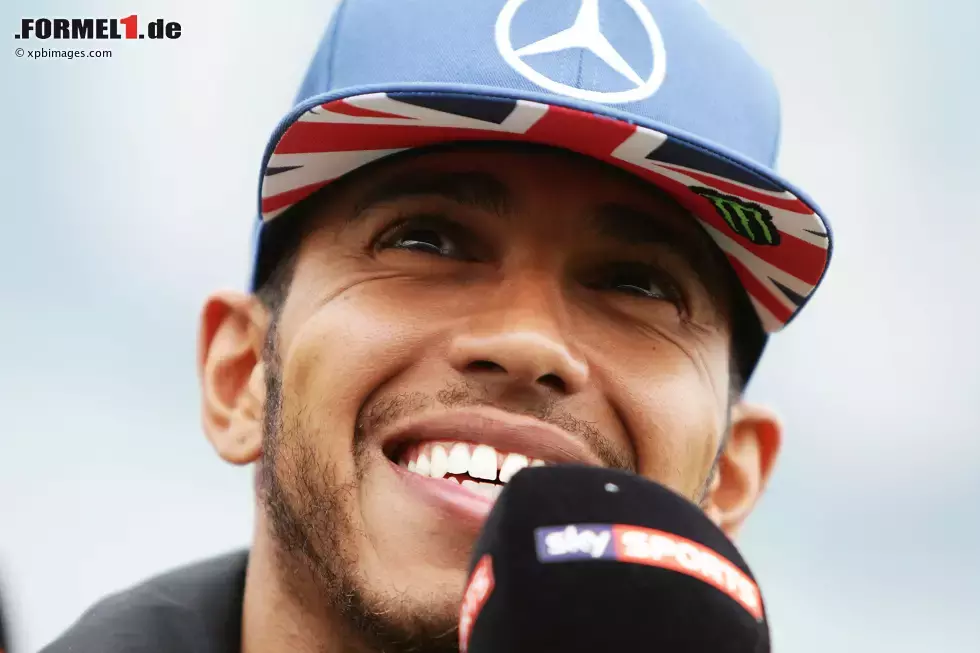 Foto zur News: Lewis Hamilton (Mercedes) ist gerne in seiner Heimat: &quot;Ich liebe es, meine Familie zu sehen und durch den Landstrich zu fahren, in dem ich aufgewachsen bin. Wenn ich in Baku bin, habe ich von Straßen und Restaurants keinen blassen Schimmer.&quot; In Silverstone trifft der Weltmeister Freunde, die er vor 21 Jahren kennenlernte.