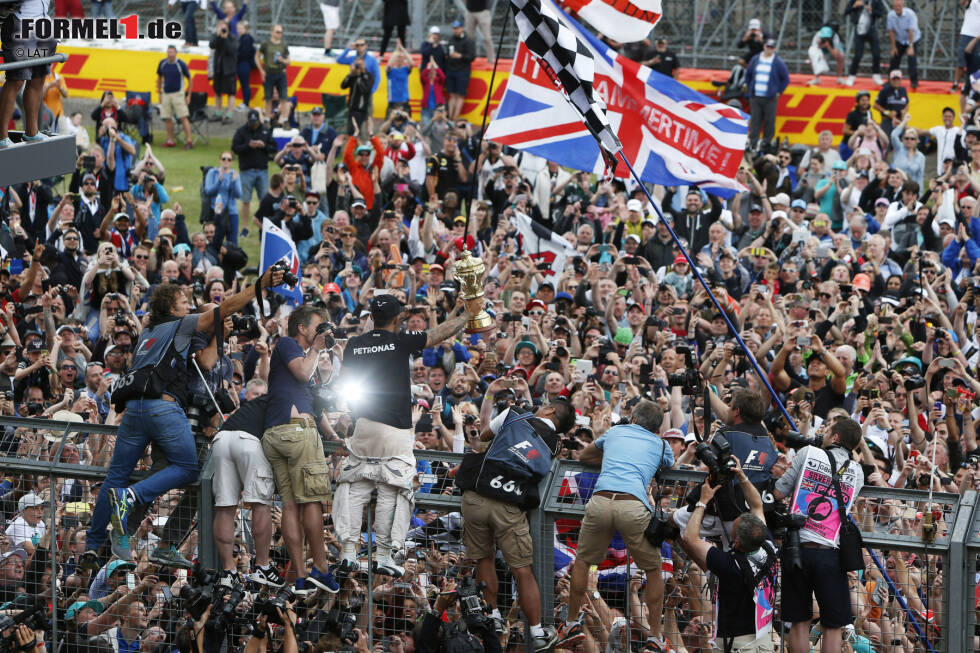 Foto zur News: Auch in der virtuellen Teamwertung geht die Krone an Mercedes. Das Weltmeister-Team triumphiert überlegen mit fast 13 Millionen Anhängern, vor Red Bull (6,8 Millionen) und Ferrari (5,6 Millionen). Auf allen drei Plattformen stehen die Silberpfeile an der Spitze (Twitter: 1,3 Millionen; Facebook: 10,8 Millionen; Instagram: 835.000).