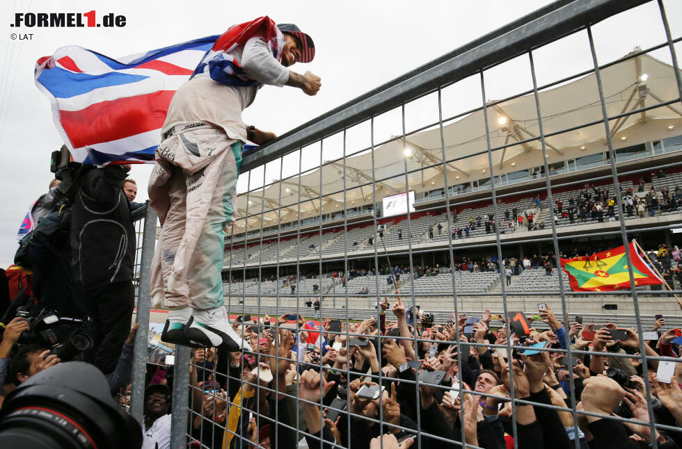 Foto zur News: Er ist der unangefochtene König der sozialen Netzwerke: Lewis Hamilton konnte 2015 nicht nur seinen dritten WM-Titel holen, sondern auch seine Gefolgschaft auf Facebook (3,6 Millionen), Twitter (3,2 Millionen) und Instagram (2,5 Millionen) auf insgesamt rund 9,3 Millionen Fans aufstocken und ist somit der deutliche Sieger.