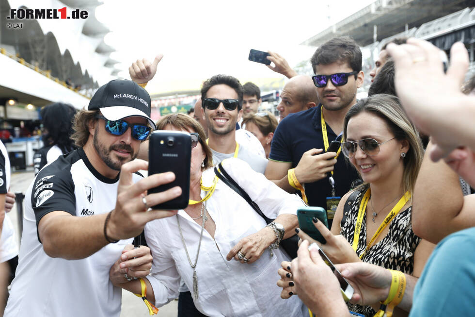 Foto zur News: Mit respektablem Abstand von über vier Millionen Fans reiht sich Button-Teamkollege Fernando Alonso auf dem zweiten Platz ein. Der virtuelle Vizeweltmeister kommt auf 2,4 Millionen Twitter-Follower, 1,7 Millionen Facebook-Likes und 346.000 Instagram-Abonnenten. Insgesamt also knapp 4,5 Millionen Fans.