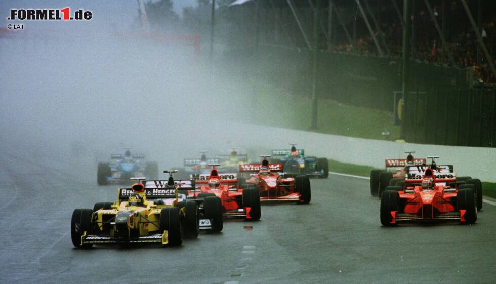 Foto zur News: Ebenfalls in Erinnerung dürfte allen Fans und Piloten der Start 1998 geblieben sein, als es bei Regen den größten Massencrash in der Formel-1-Geschichte gab. Heutzutage würde man bei solchen Bedingungen wohl hinter dem Safety-Car starten.