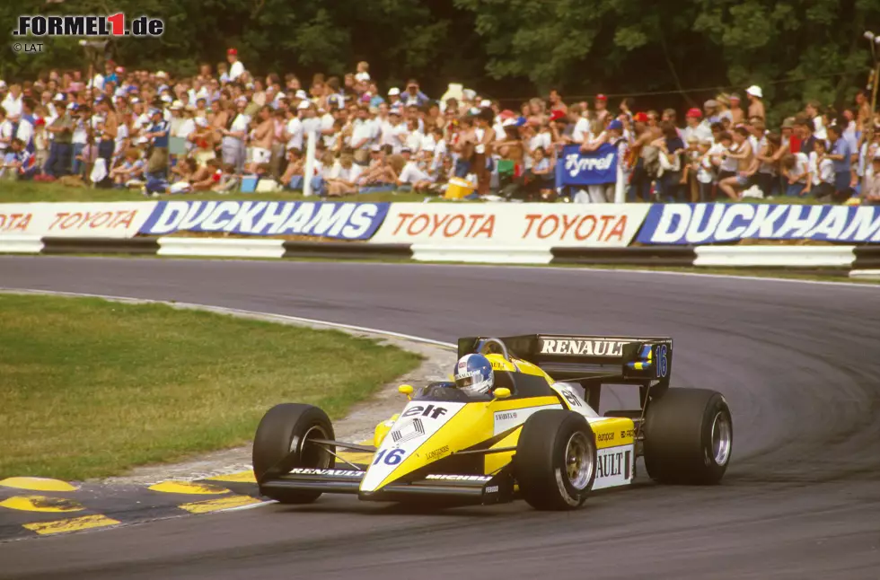 Foto zur News: Der Brite fährt insgesamt elf Saisons in der Formel 1 und erlebt 1984 bei Renault sein bestes Jahr. Viermal steht er auf dem Podium, ein Sieg ist allerdings nicht drin. Für 1985 lehnt er ein Cockpit bei Williams-Honda ab - die wohl größte Fehlentscheidung seiner Karriere. Auf dem Podest steht er anschließend nie wieder.