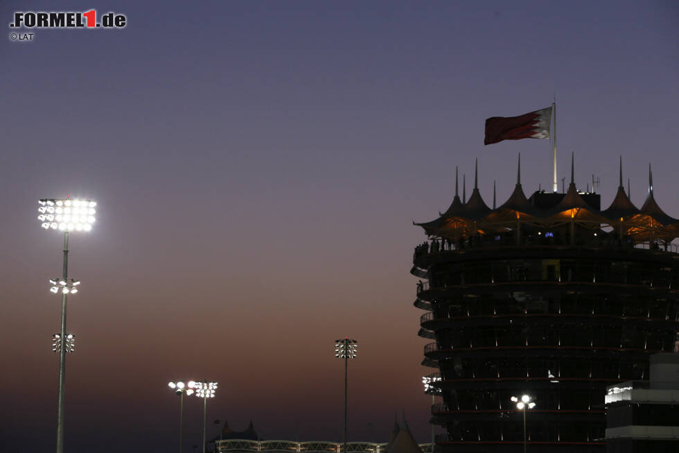 Foto zur News: Schauplatz der Formel-1-Show ist der International Circuit vor den Toren der Hauptstadt Manama, die bei Einbruch der Dunkelheit anmutet wie die nahöstliche Antwort auf Las Vegas und ein Vergnügungspark für reiche Grenzpendler aus Saudi-Arabien ist. Denn es gibt nur 1,3 Millionen Bahrainis!