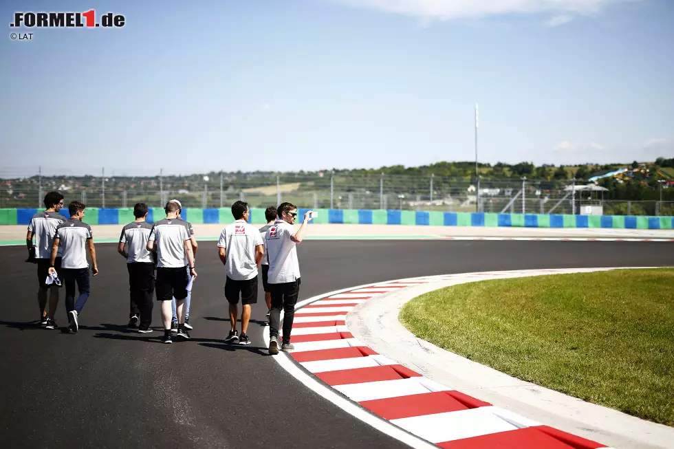 Foto zur News: Max Verstappen (Red Bull) freut sich über das kurzweilige Vergnügen: &quot;Die kleine Strecke mit einem großen Auto zu fahren sorgt für Go-Kart-Feeling.&quot; Sieben Links- und sieben Rechtskurven sorgen dafür, dass der Vollgasanteil bei nur 59 Prozent liegt und im Vergleich wenig Sprit verbraucht wird.