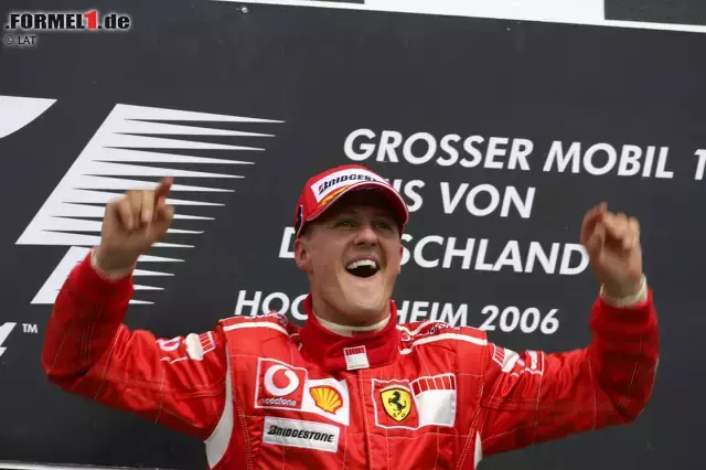 Foto zur News: Während Vettel in Hockenheim noch nie gewonnen hat, ist der Rekordsieger in Hockenheim ein Freund und Landsmann: Michael Schumacher siegte vier Mal. Mit 1:13,306 Minuten fuhr er im Qualifying 2004 auch die schnellste Runde.