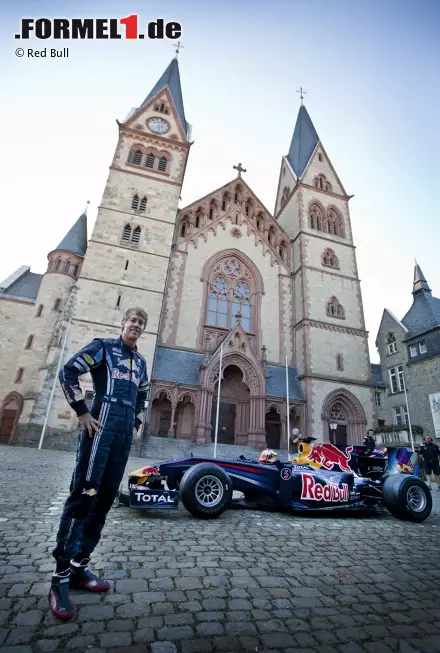 Foto zur News: Lokalheld: Sebastian Vettel wuchs nur eine halbe Autostunde von Hockenheim entfernt in Heppenheim auf. Dieses Jahr fährt er erstmals in Rot in der Heimat: &quot;Das ist so, wie im eigenen Wohnzimmer zu fahren&quot;, findet der Hesse. &quot;Ob ich auch so gut zurechtkomme, wird sich zeigen.&quot;