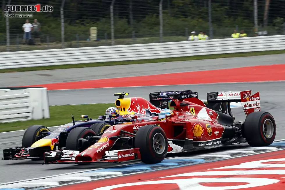 Foto zur News: Bei der bislang letzten Hockenheim-Ausgabe bewiesen Daniel Ricciardo und Fernando Alonso, dass der Kurs von Hermann Tilke wie gemacht für tolle Zweikämpfe ist.