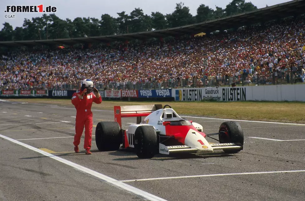 Foto zur News: Aufpassen! 1986 ging vielen Piloten kurz vor dem Ziel der Sprit aus. Der Hockenheimring, auf dem zu 60 Prozent mit Vollgas gefahren wird, gilt auch heute noch als Spritfresser. &quot;Das ist hier eine große Herausforderung&quot;, bestätigt Haas-Teamchef Günther Steiner. &quot;In manchen Phasen des Rennens müssen wir vielleicht Sprit sparen.&quot;