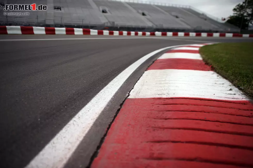 Foto zur News: Daniil Kwjat (Toro Rosso) bereitet sich darauf vor, mächtig durchgeschüttelt zu werden: &quot;Auf dieser Strecke springst du nur von Randstein zu Randstein. Sie sind hoch und es gibt viele.&quot; So schlimm sei es nicht, findet Nico Rosberg (Mercedes): &quot;Körperlich ist es nicht so hart, weil es viele Geraden gibt, um sich auszuruhen.&quot;