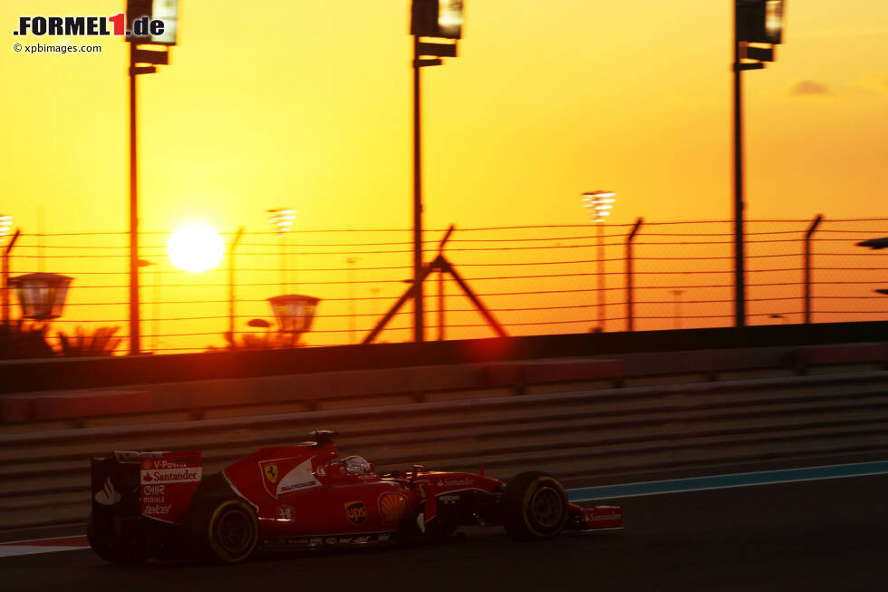 Foto zur News: Richtig spektakulär wird es aber erst, wenn die Sonne untergeht. Abu Dhabi ist der einzige Grand Prix, der im Hellen startet und im Dunkeln endet. Dass es für die Fahrer aber auch bei &quot;Nacht&quot; taghell ist, dafür sorgen wie in Singapur zahlreiche Lichter am Rande der Strecke: &quot;Die Sicht ist eigentlich gut&quot;, meint Kimi Räikkönen.