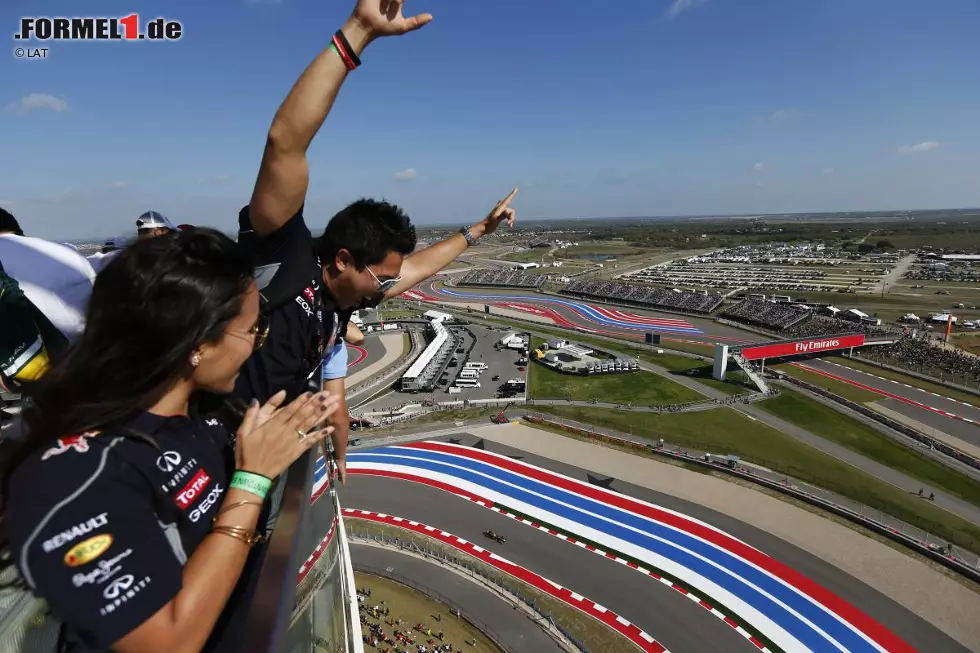 Foto zur News: &quot;Die harten Bremszonen erinnern an Monza und die schnellen Kurven an Silverstone. Das macht es zu einer sehr interessanten Runde&quot;, lobt Sergio Perez, der damit vielen Kollegen aus der Seele spricht. Fast alle Piloten sind sich einig: Unter den neuen Hermann-Tilke-Rennstrecken ist der CoTA eine der besten!