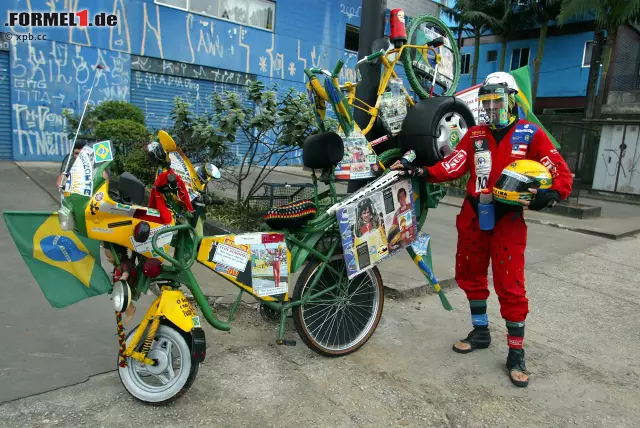 Foto zur News: "Brasilien ist wegen Ayrton Senna immer etwas Besonderes", erklärt Romain Grosjean. Auch mehr als 20 Jahre nach seinem Tod scheint Senna rund um das Autodromo Jose Carlos Pace in Interlagos an jeder Ecke zu sein. Die Fans verehren ihren Helden noch immer.