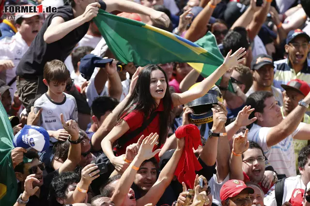 Foto zur News: Die Fans an der Strecke wollen zum Glück einfach nur feiern. "Brasilien ist das eine Rennen, in dem du nicht der Teamkollege von Felipe Masse sein willst", lacht Daniel Ricciardo, der davon ausgeht, dass Valtteri Bottas von den brasilianischen Fans gnadenlos ausgepfiffen wird. Aber keine Sorge: "Das ist alles nur Spaß!"