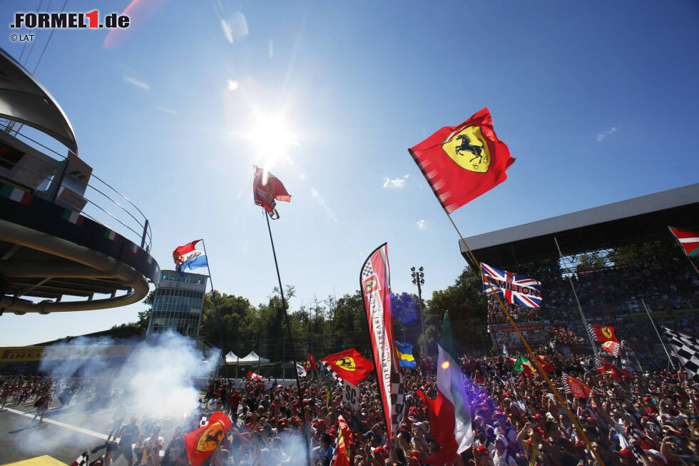 Foto zur News: Apropos Fans: Ihre Loyalität gilt fast ausschließlich Ferrari. Das tut der Faszination aber keinen Abbruch. &quot;Auf diesem grandiosen Podium zu stehen und über das Meer an Zuschauern zu blicken, muss eine der unglaublichsten Erfahrungen sein, die ein Sportler erleben kann&quot;, sagt Lewis Hamilton (Mercedes).