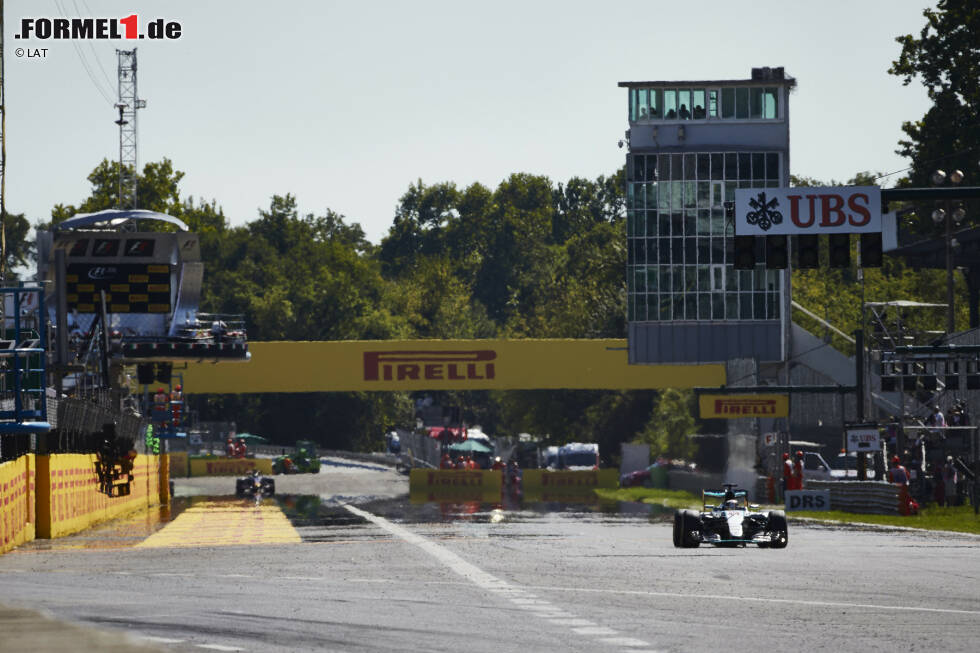 Foto zur News: Dort schaffen die Formel-1-Hybride knapp 360 km/h Spitze, was in Zeiten der neuen Kurse in Mexiko und in Aserbaidschan kein Rekord mehr ist, aber noch immer für stockenden Atem sorgt. &quot;Fantastisch&quot;, schwärmt Sainz. Klar ist: Motorpower ist auf dieser Strecke Trumpf.