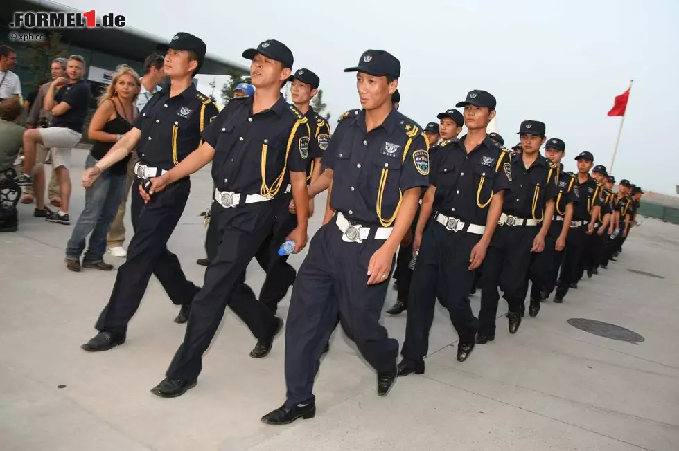 Foto zur News: Ein Dauerproblem in China ist die Visapolitik. Viele Formel-1-Journalisten sind genervt, weil die Behörden Medienvertreter nur nach endlosem Papierkrieg ins Land lassen - selbst, wenn sie nur Urlaub machen wollen. Nervig: Sämtliche Google-Dienste, Facebook und Twitter werden von der staatlichen Zensur geblockt.